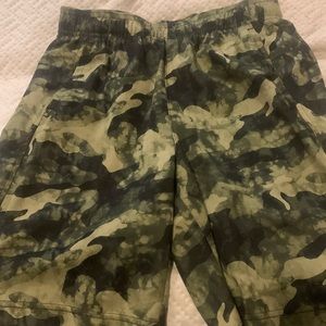 Boys camouflage shorts large